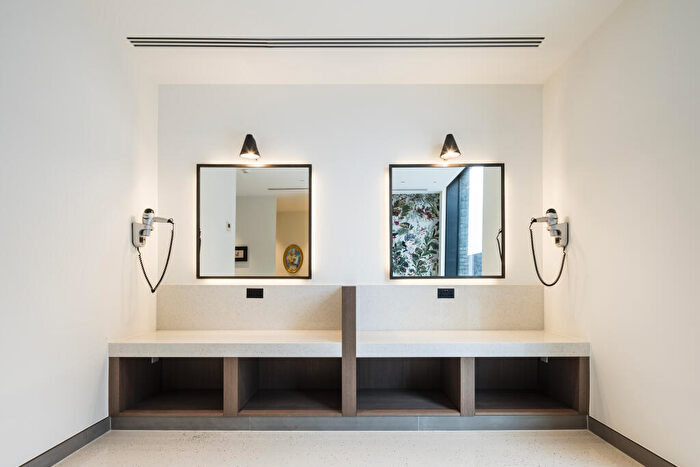 Flat To Rent In Bloom West, Nine Elms Ln, Nine Elms, London, SW11