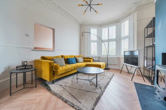 4 Bedroom Terraced House To Rent In Chestnut Rise London, SE18