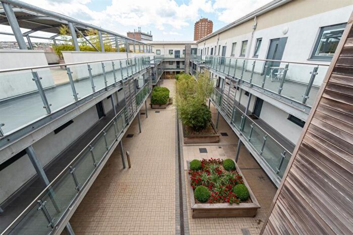 3 Bedroom Flat To Rent In Kingscote Way, Brighton, East Sussex, BN1