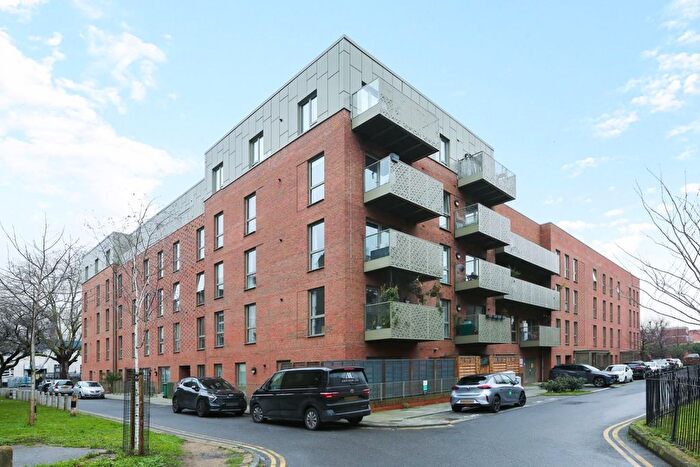 1 Bedroom Flat For Sale In Broome Way, London, SE5