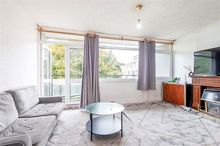 3 Bedroom Maisonette To Rent In Tomlinson Close, Tomlinson Close, E2