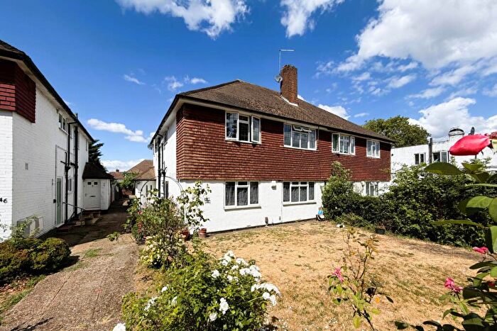 2 Bedroom Maisonette For Sale In Stonecot Hill, Sutton, SM3