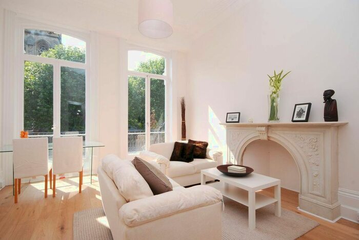 2 Bedroom Flat To Rent In Redcliffe Square, Chelsea, London, SW10