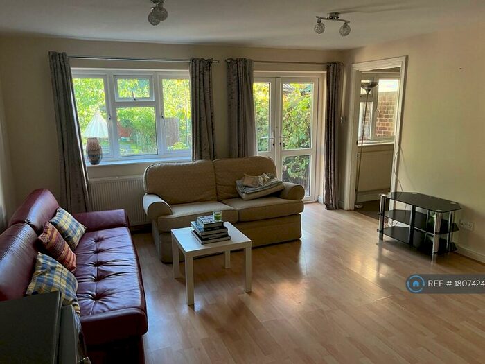 2 Bedroom Flat To Rent In Bath Road, Taplow, SL6