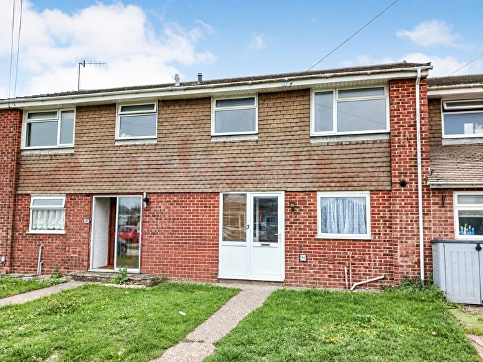 3 Bedroom Terraced House For Sale In Lingfield Way, Chichester, PO20