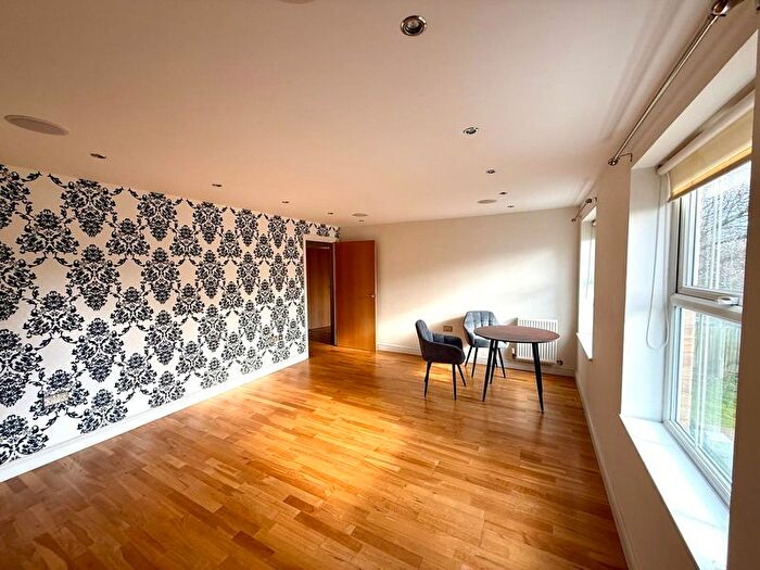 2 Bedroom Flat To Rent In Buckland Court, Station Road, EN5