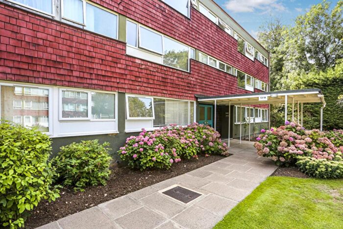 2 Bedroom Flat For Sale In Eaton Ct, Boxgrove Avenue, Guildford, GU1