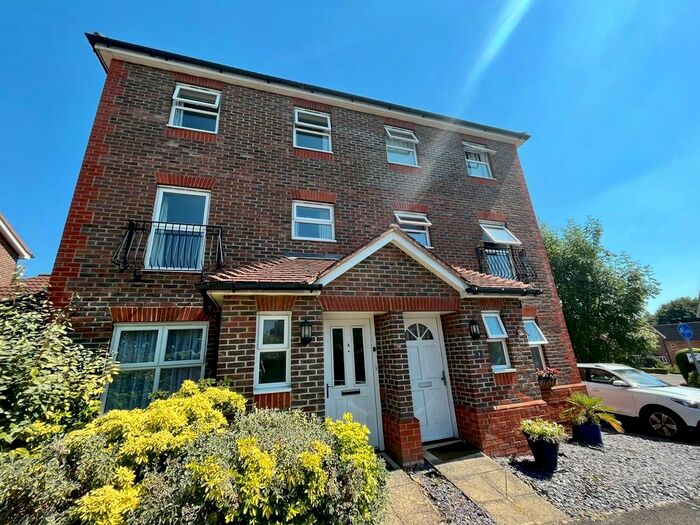 4 Bedroom Semi-Detached House To Rent In Overbecks, Newbury, RG14