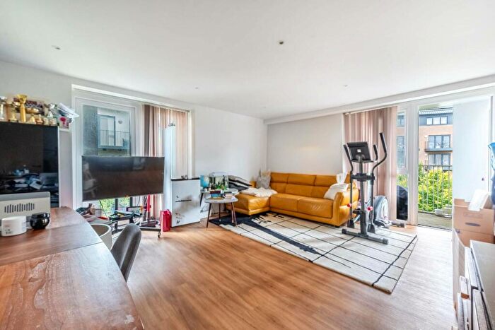 3 Bedroom Flat To Rent In Howard Road, Stanmore, HA7