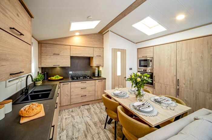 2 Bedroom Lodge For Sale In Landing Lane, Gilberdyke, HU15