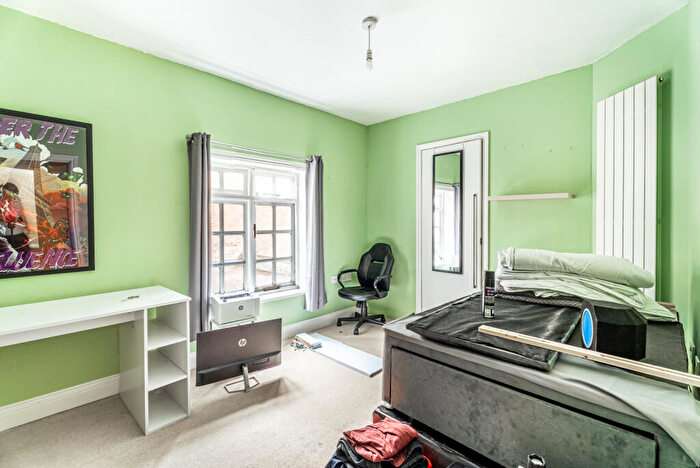 2 Bedroom Apartment To Rent In High Street, Markyate, Herts, AL3