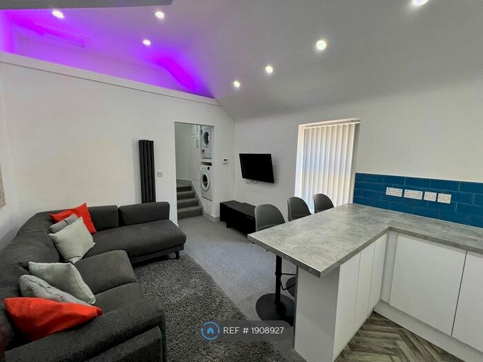 3 Bedroom Flat To Rent In Cathay's, Cardiff, CF24