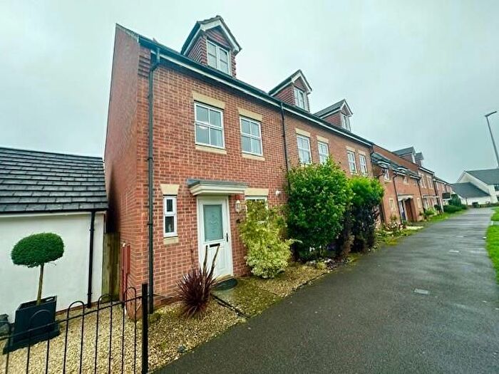 3 Bedroom End Of Terrace House To Rent In Urquhart Road, Thatcham, RG19