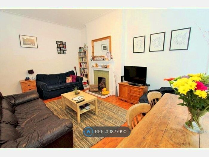3 Bedroom Flat To Rent In Trouville Road, London, SW4