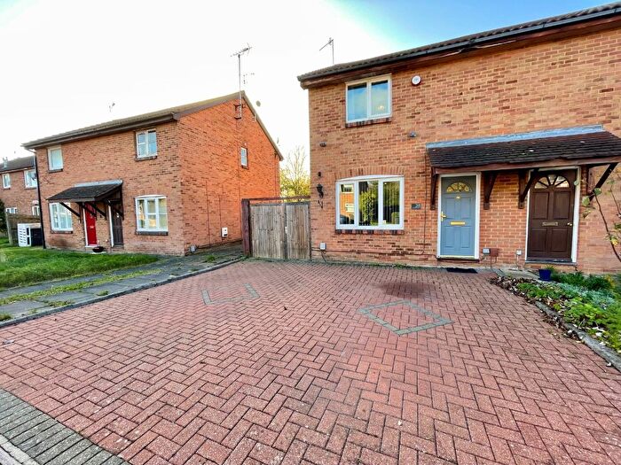 3 Bedroom Semi Detached House For Sale In Springfield Road, Luton, LU3