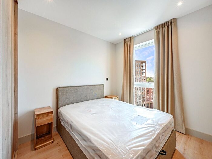3 Bedroom Flat To Rent In The Draper, Caversham Rd, NW9