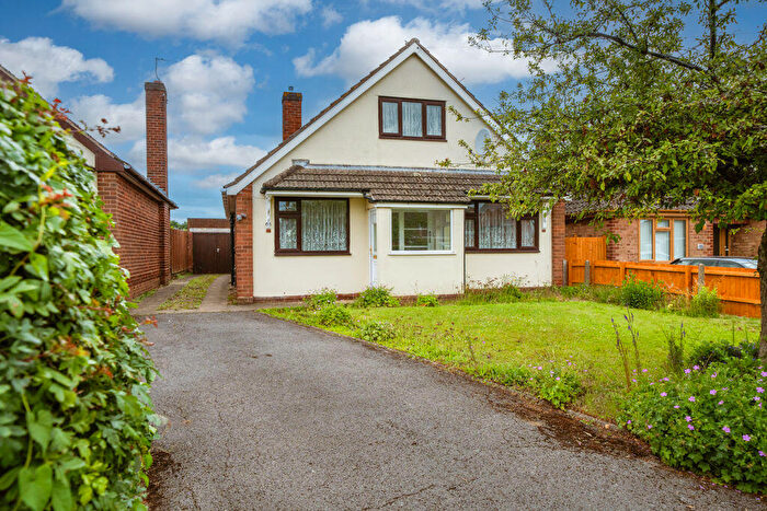 3 Bedroom Bungalow For Sale In Cross Street, Kingswinford, DY6