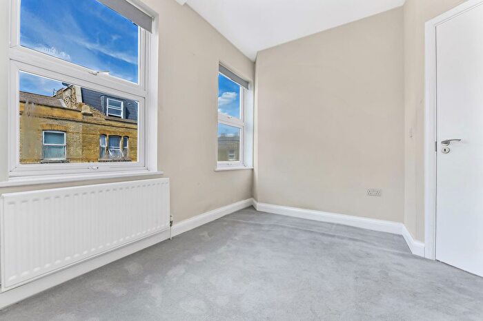 2 Bedroom Flat To Rent In Battersea Park Road, Battersea, SW11