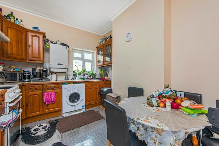2 Bedroom Flat For Sale In Garrat Lane, London, SW18
