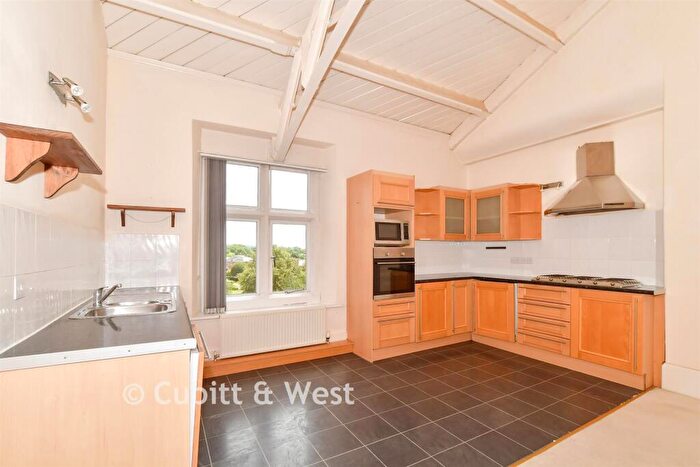 2 Bedroom Flat For Sale In Royal Earlswood Park, Redhill, Surrey, RH1