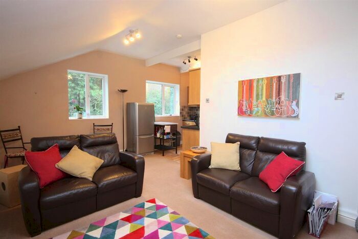 2 Bedroom Flat To Rent In Knott Lane, Rawdon, Leeds LS19