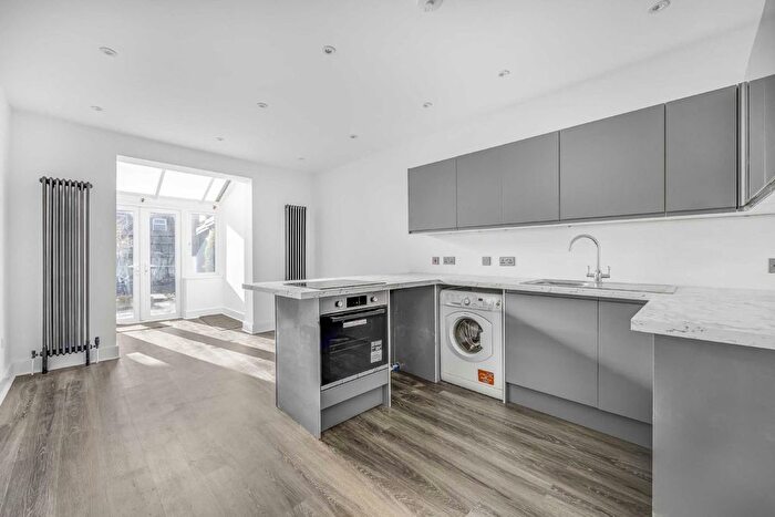 3 Bedroom Property To Rent In Fairview Road, London, SW16