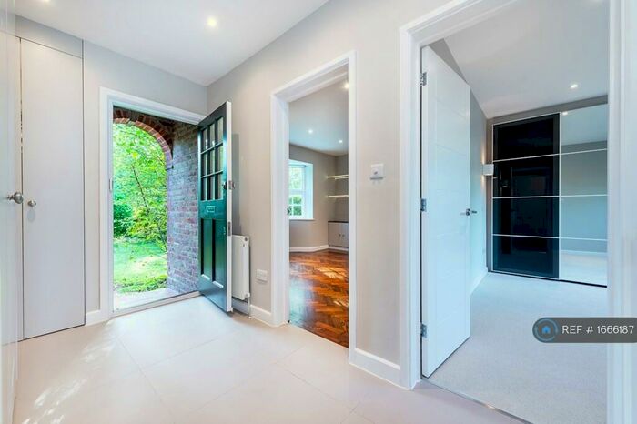 1 Bedroom Flat To Rent In Midholm Close, London, NW11