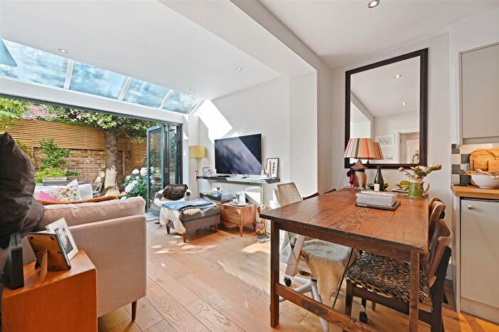 2 Bedroom Flat For Sale In Lakeside Road, London, W14