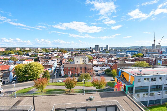 2 Bedroom Maisonette For Sale In Spacious Maisonette On Dove Street, Bristol, BS2