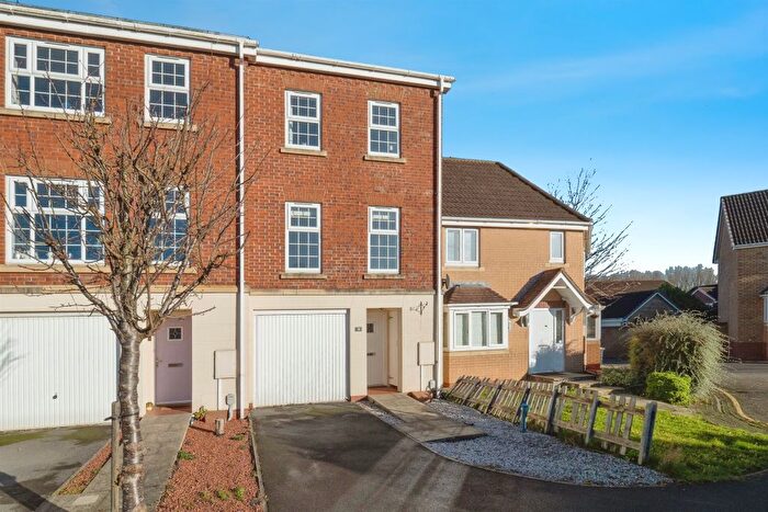 3 Bedroom End Terrace House For Sale In Kielder Way, Kingswood, Hull, HU7