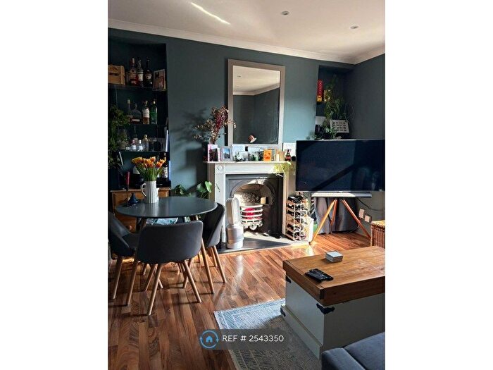 1 Bedroom Flat To Rent In Grafton Square, London, SW4