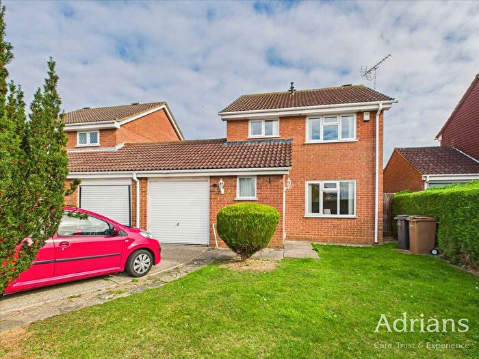 3 Bedroom Link Detached House For Sale In Paddock Drive, Chelmsford, CM1
