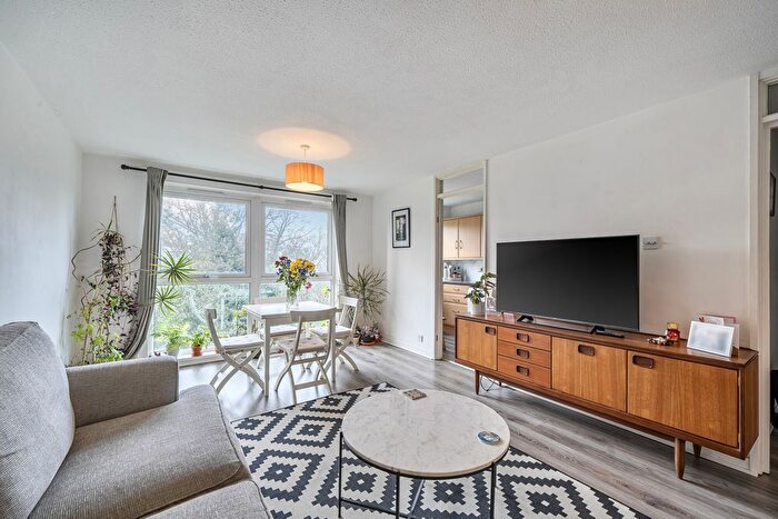 2 Bedroom Flat For Sale In Beulah Hill, London, SE19