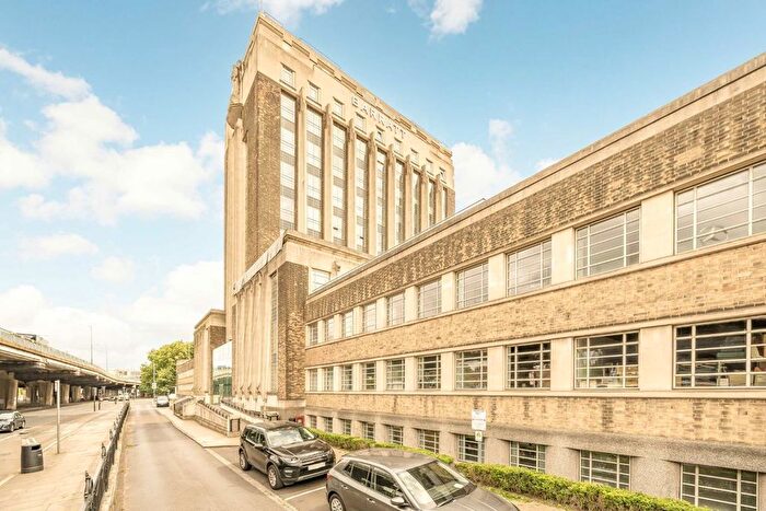 3 Bedroom Flat To Rent In Great West Road, Brentford, TW8