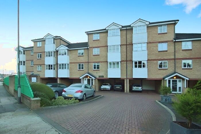 2 Bedroom Flat To Rent In Chandlers Wharf, Esplanade, Rochester, Kent, ME1