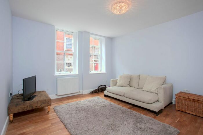 3 Bedroom Flat To Rent In Herbrand Street, London, WC1N