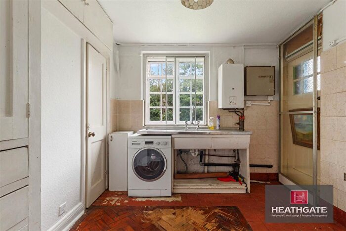 2 Bedroom Flat For Sale In Lyttelton Road, London, N2