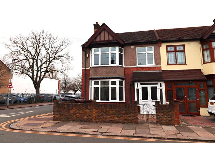 3 Bedroom End Of Terrace House To Rent In Hulse Avenue, Barking, IG11