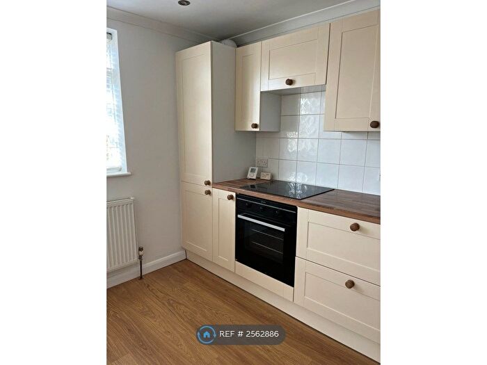 1 Bedroom Flat To Rent In Ardingly Road, Haywards Heath, Lindfield, RH16