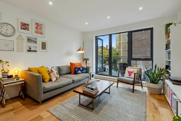 2 Bedroom Flat To Rent In Waleorde Road, Walworth, SE17