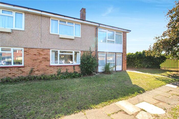 2 Bedroom Apartment For Sale In Treecot Drive, Leigh-on-Sea, Essex, SS9