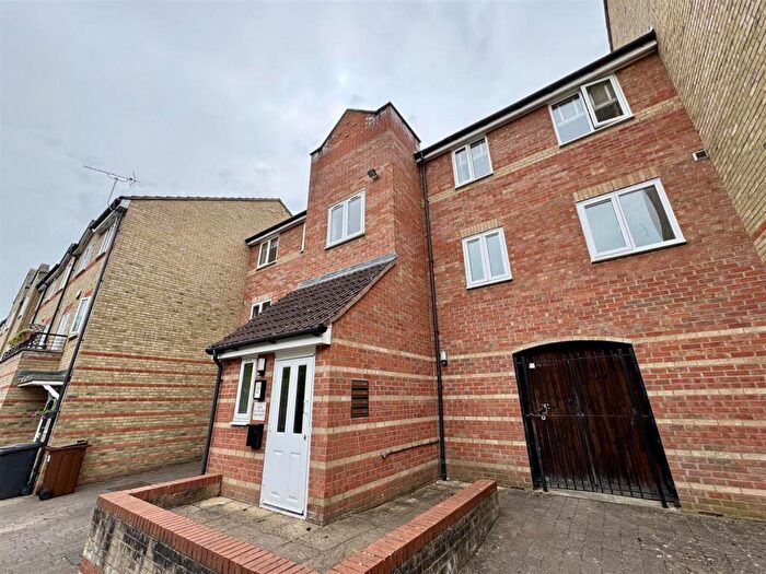 2 Bedroom Flat To Rent In Rookes Crescent, Chelmsford, Essex, CM1