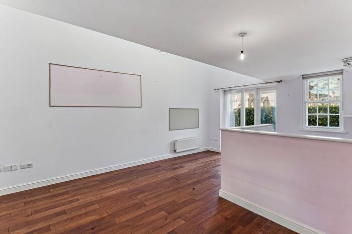 2 Bedroom Flat For Sale In Kingsley Avenue, Fairfield, Hitchin, SG5