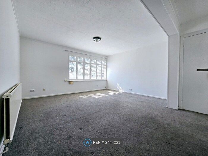 2 Bedroom Flat To Rent In Pine Lodge, Maidstone, ME16