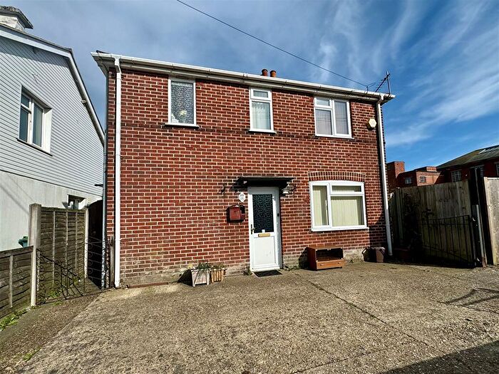 3 Bedroom Detached House For Sale In Churchill Road, Poole, BH12