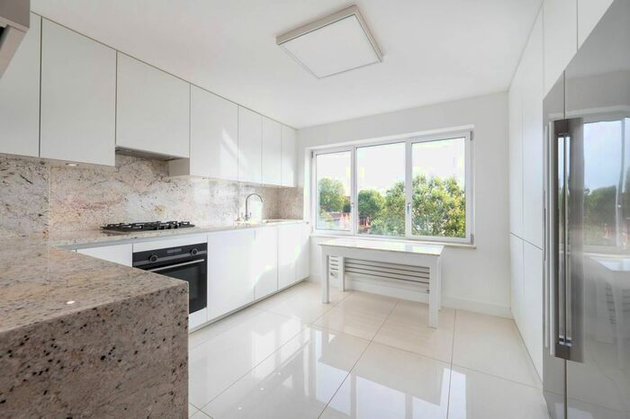 3 Bedroom Flat To Rent In St Mary Abbots Terrace, High Street Kensington, London, W14