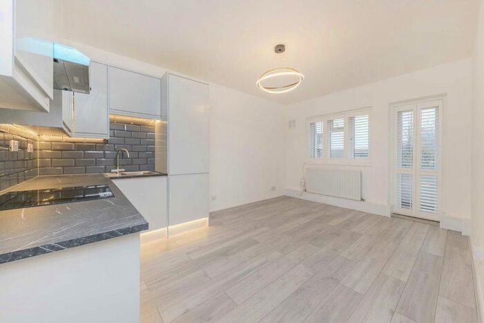 2 Bedroom Flat To Rent In Lochinvar Street, London, SW12