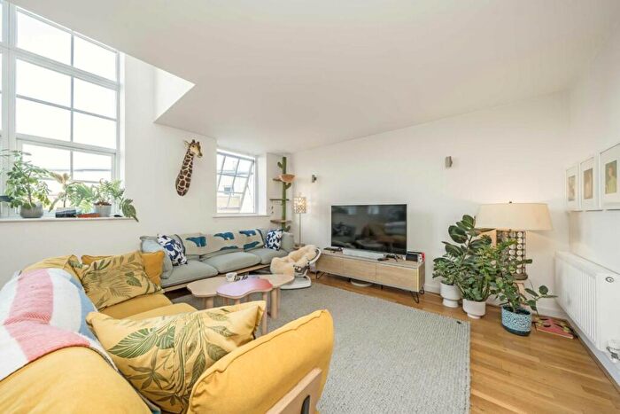 2 Bedroom Flat To Rent In Enfield Road, Islington, N1