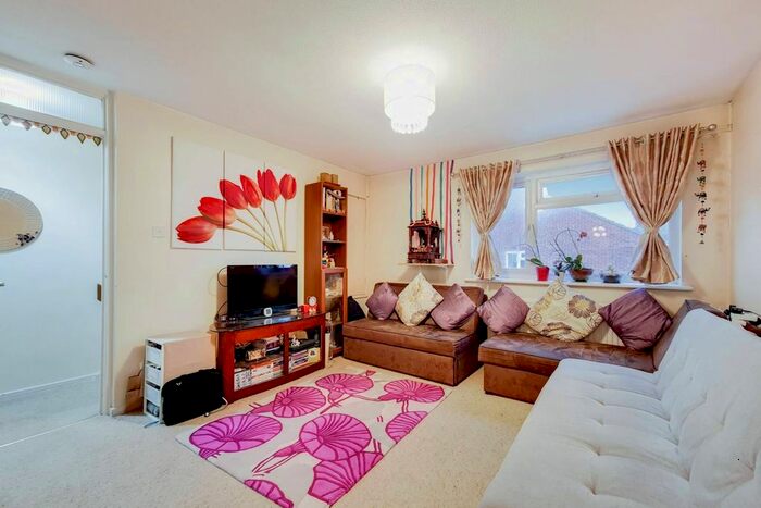 1 Bedroom Maisonette For Sale In Rankin Close, Colindale, London, NW9