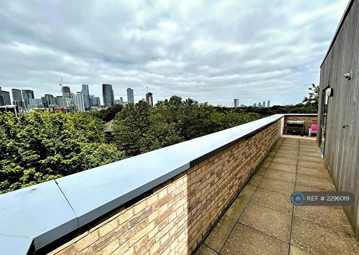 2 Bedroom Flat To Rent In Duckham Court, London, E14